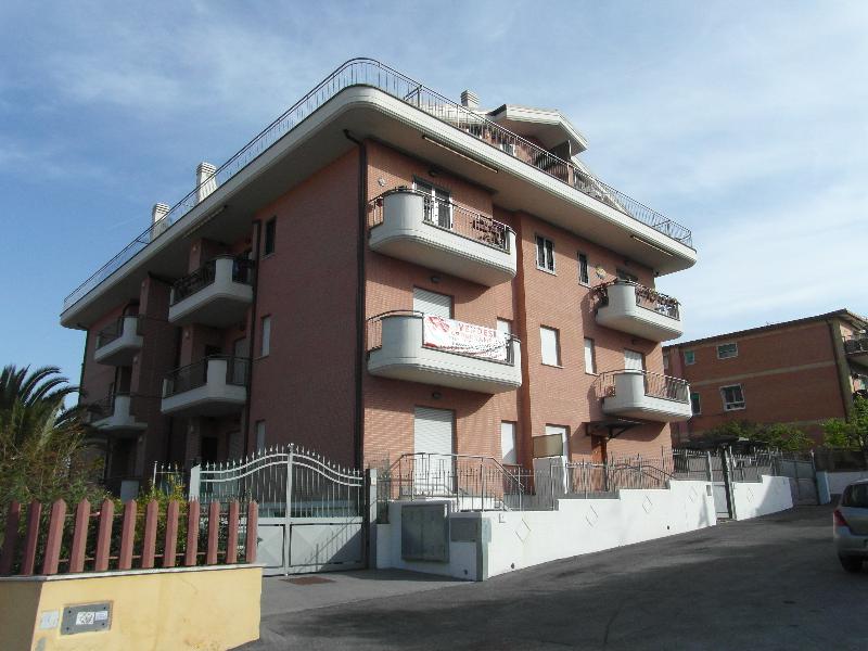 Appartamento via fontana candida 60 
