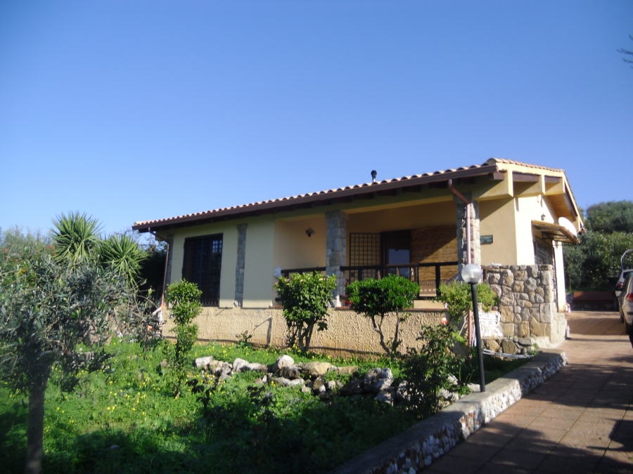 Villa strada comunale raiata 