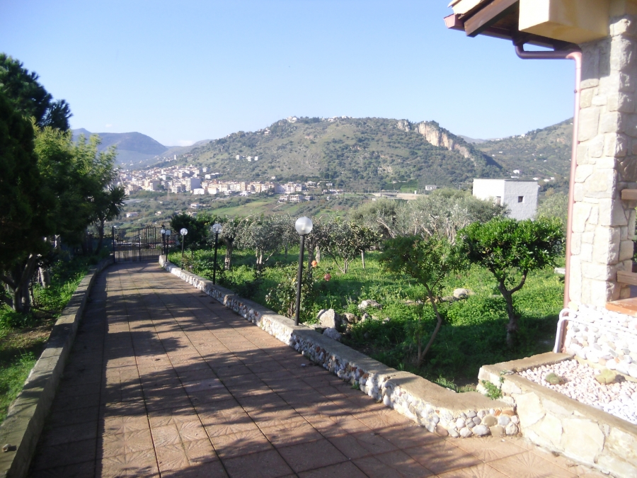 Villa strada comunale raiata  - foto 2
