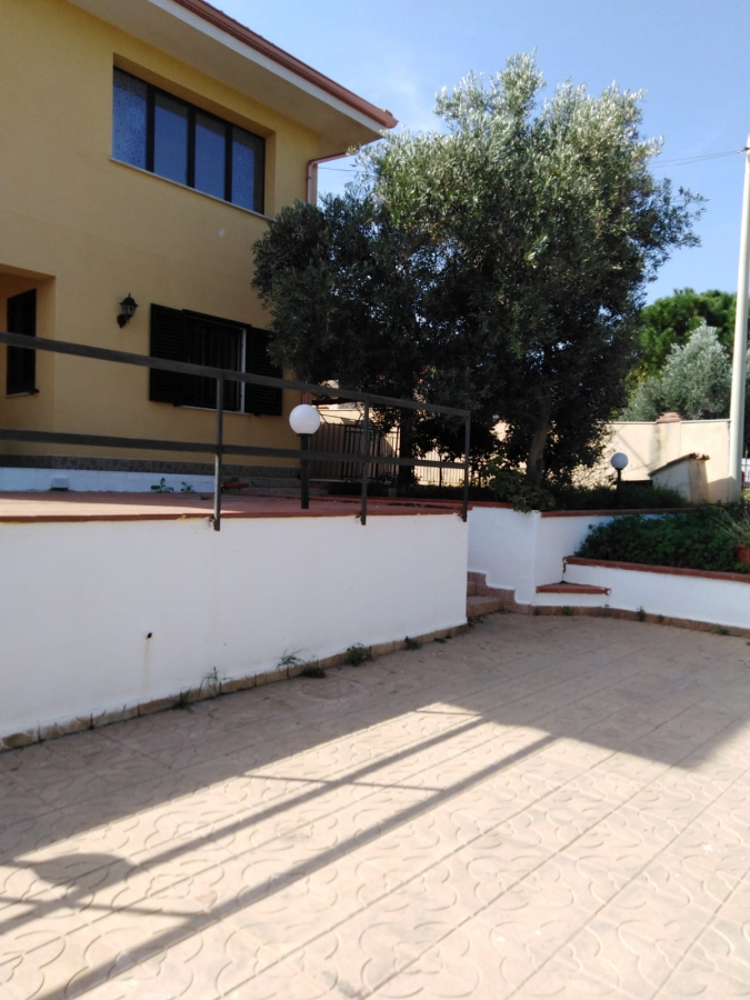 Villetta a schiera via peonie 