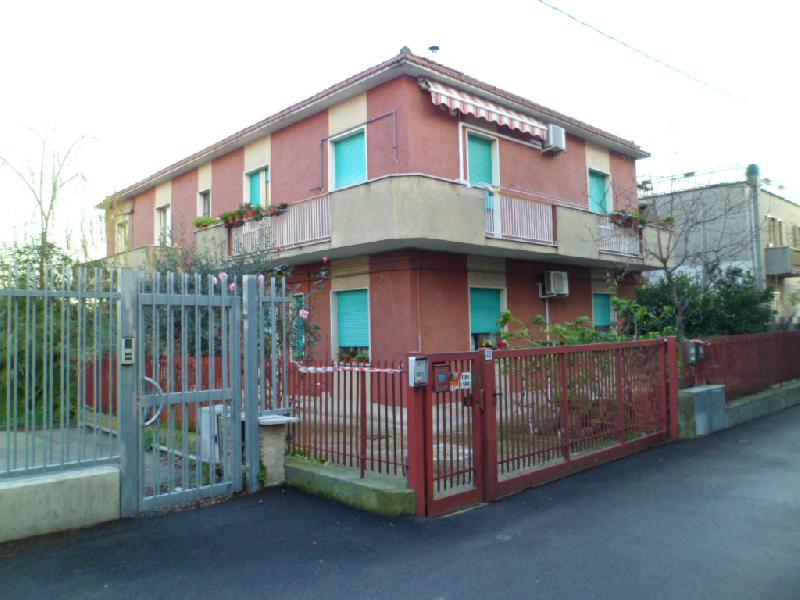 Appartamento via monte sirente  loading=