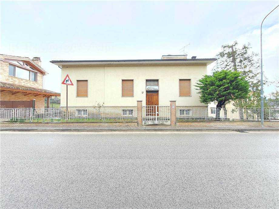 Villa V.le trieste, 26, Montottone