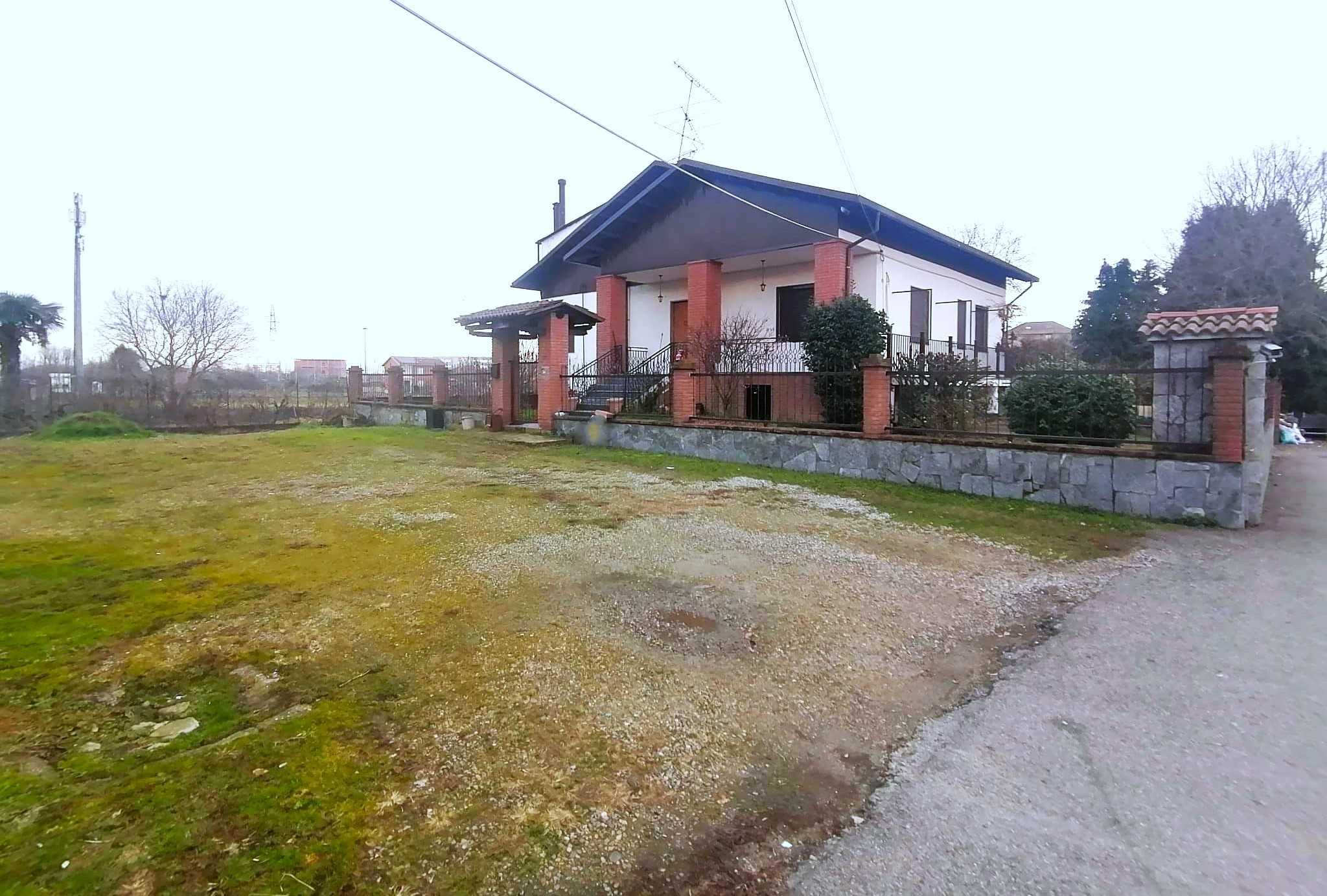 Casa indipendente in Vendita a Vercelli via Romania