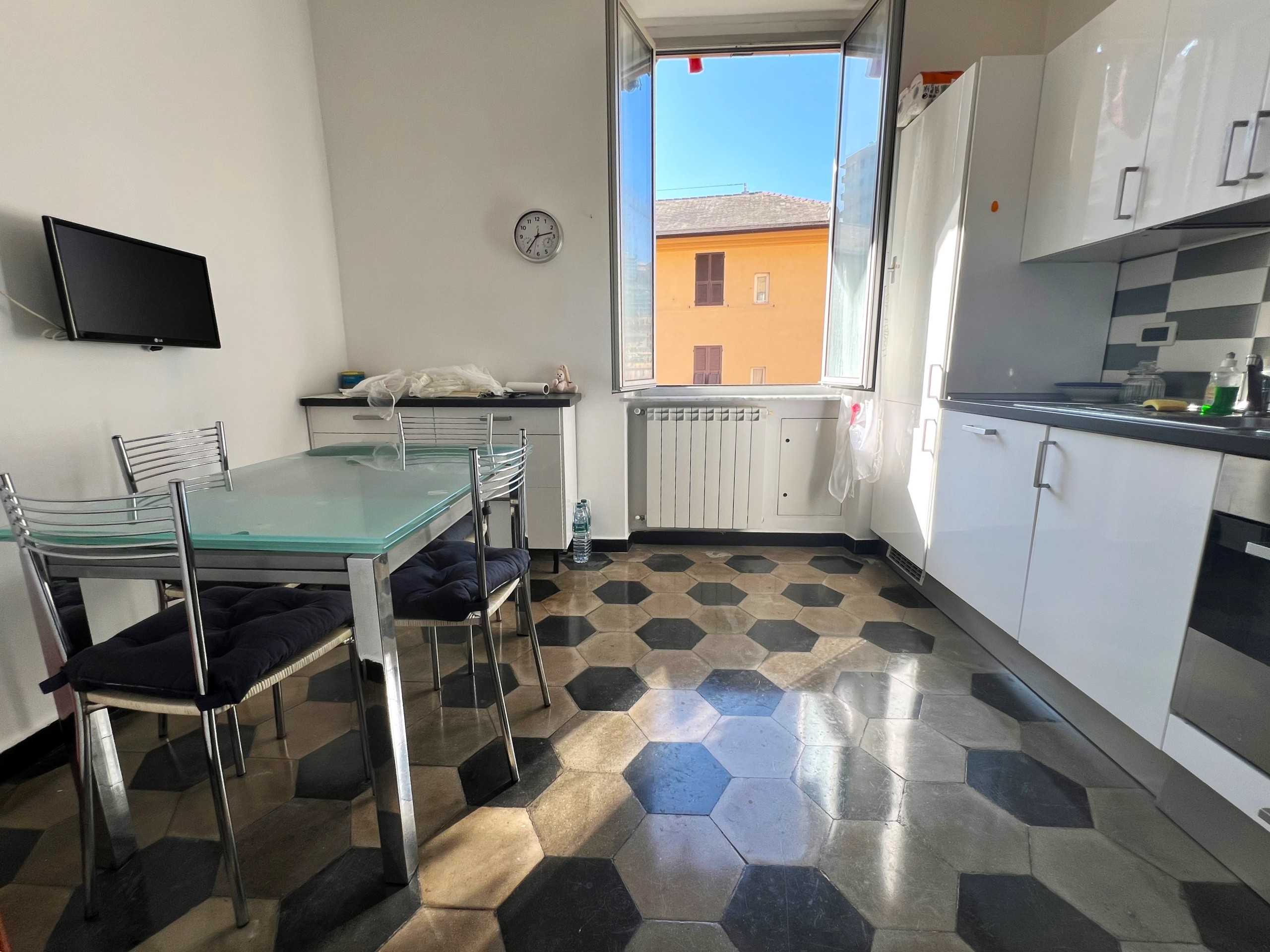 Appartamento in Vendita a Genova Via Ponza