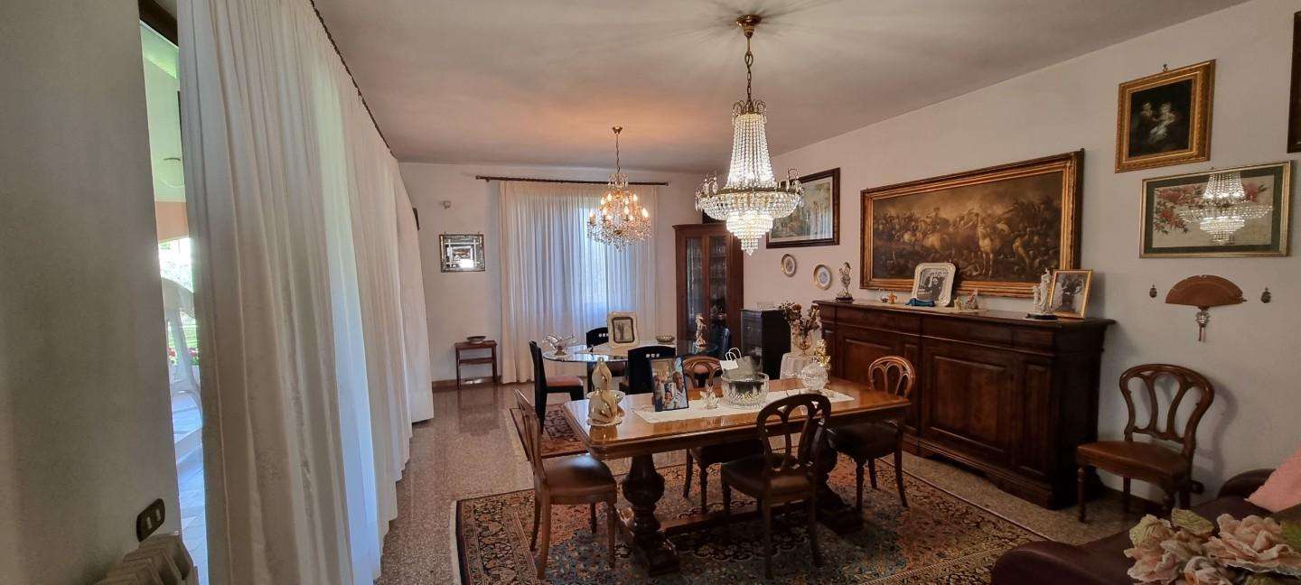 Villa Via Macchia,  81, Carrara