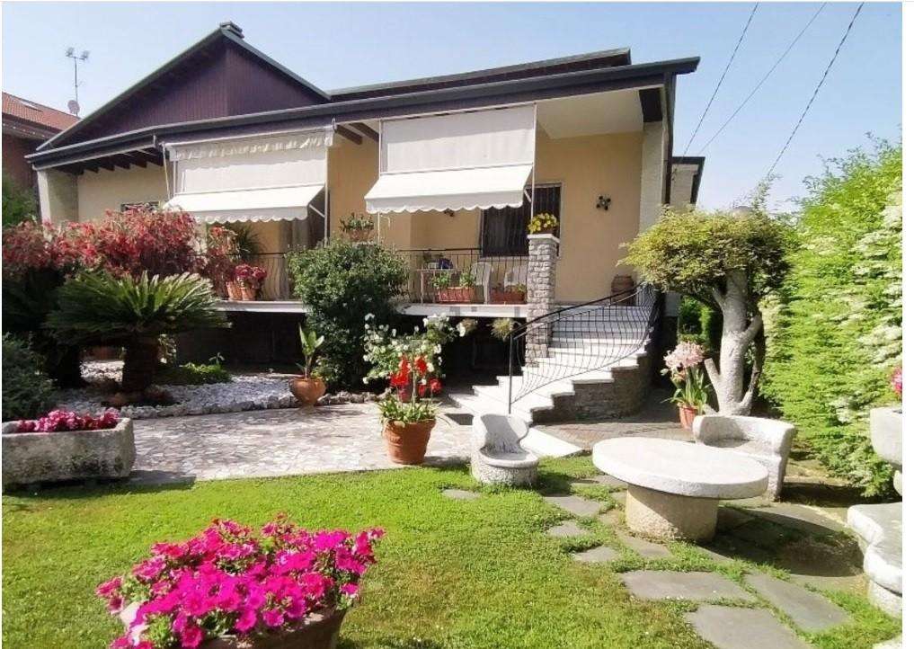 Villa in Vendita a Carrara Via Zeri, BIS 1