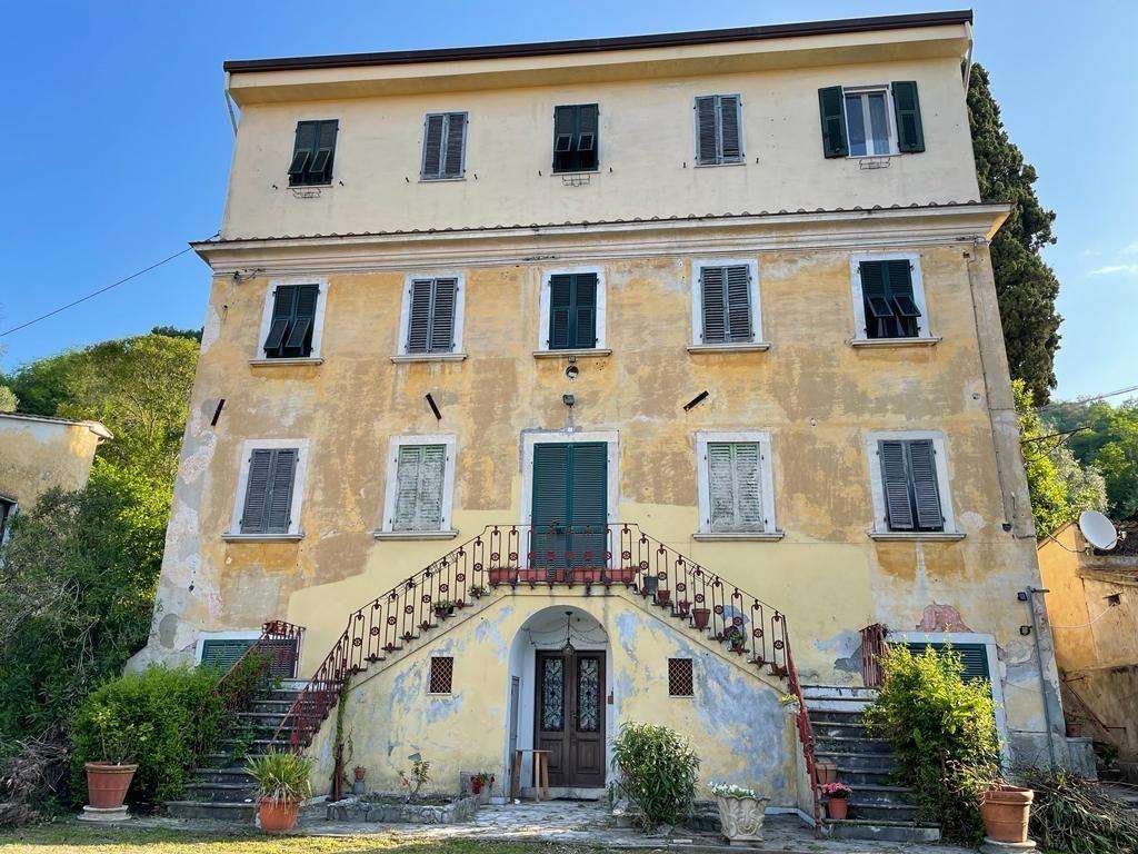 Appartamento in Vendita a Carrara Via Cavour, 15
