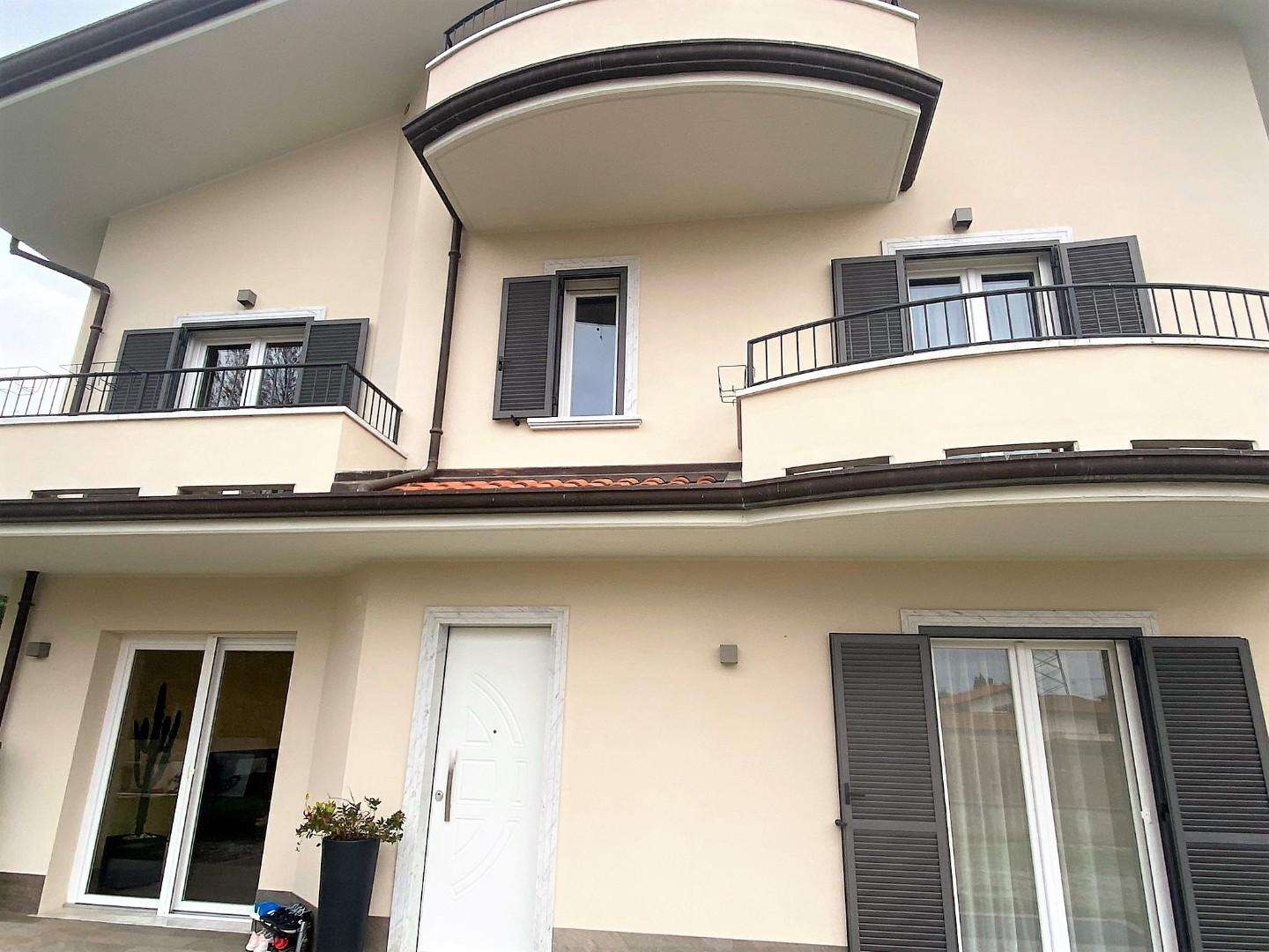 Casa Bi - Trifamiliare in Vendita a Massa Via Debbia Nuova, 35