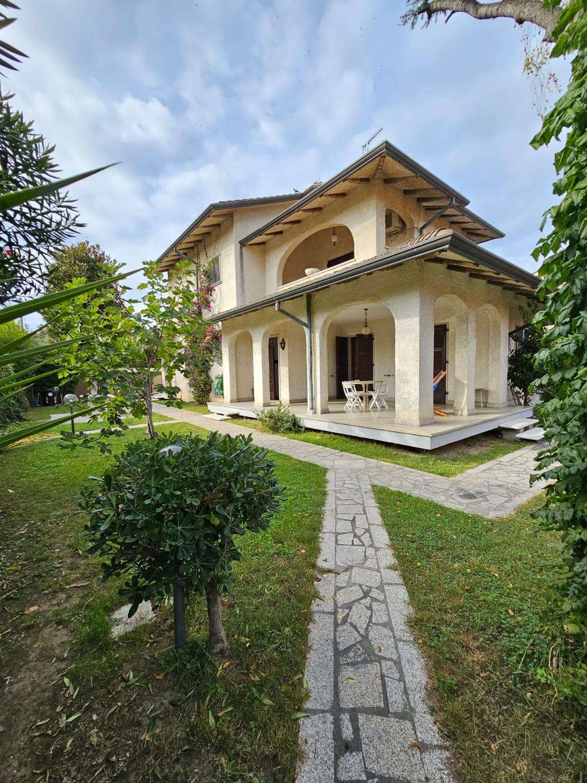 Casa Bi - Trifamiliare in Vendita a Carrara Via Tresana,