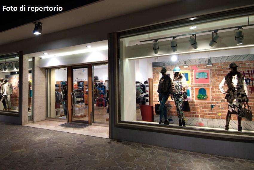 Locale commerciale in Affitto a Lucca Via Sarzanese,