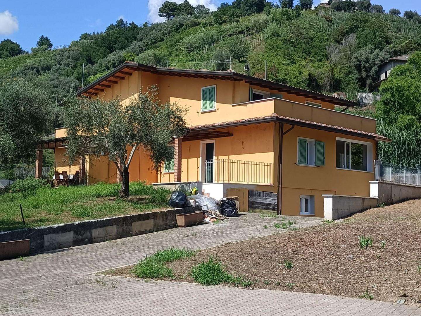 Casa Bi - Trifamiliare in Vendita a Carrara Via Bonascola,