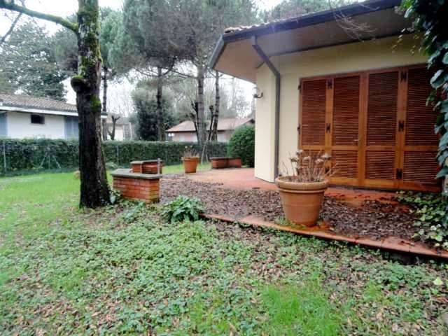 Villa in Vendita a Massa Via delle Macchie,