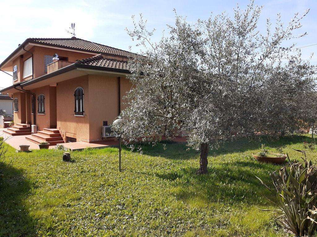 Villa in Vendita a Carrara Fossone Alto