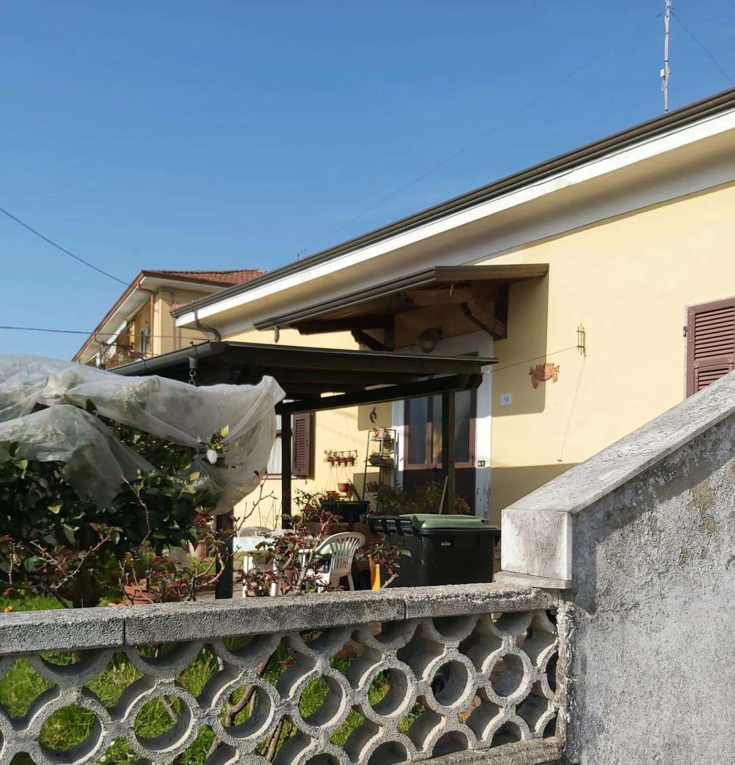 Villa in Vendita a Carrara Fossone Basso