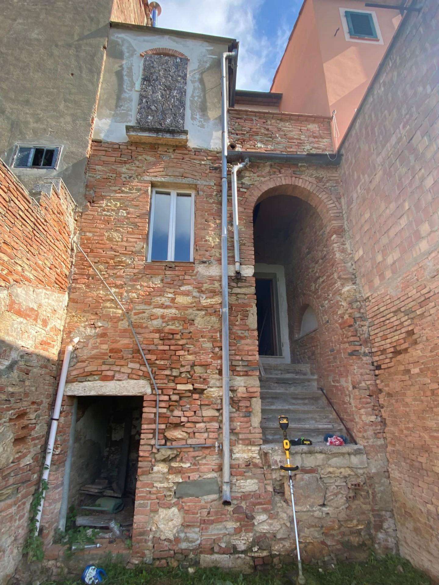 Palazzo - Stabile in Vendita a Terricciola Via Pier Capponi, 56030