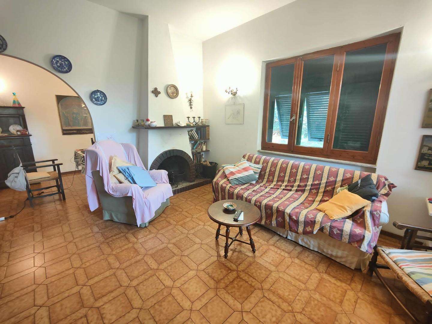 Villa in Vendita a Massa Via Trento,