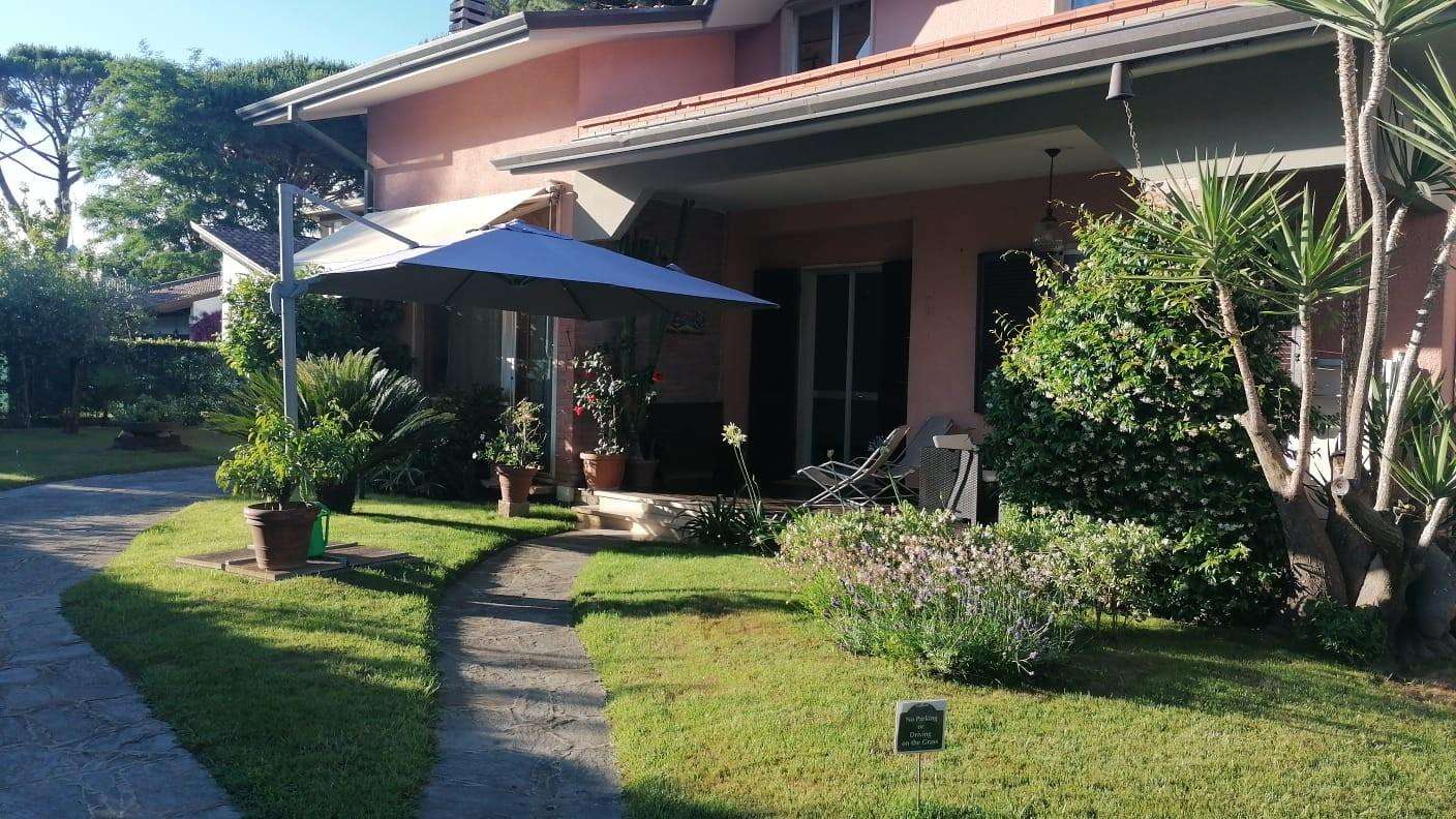 Casa Bi - Trifamiliare in Affitto a Montignoso Via Giulio Cesare,