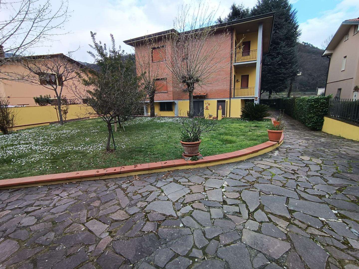 Villa in Vendita a Lucca Via della Ruga,