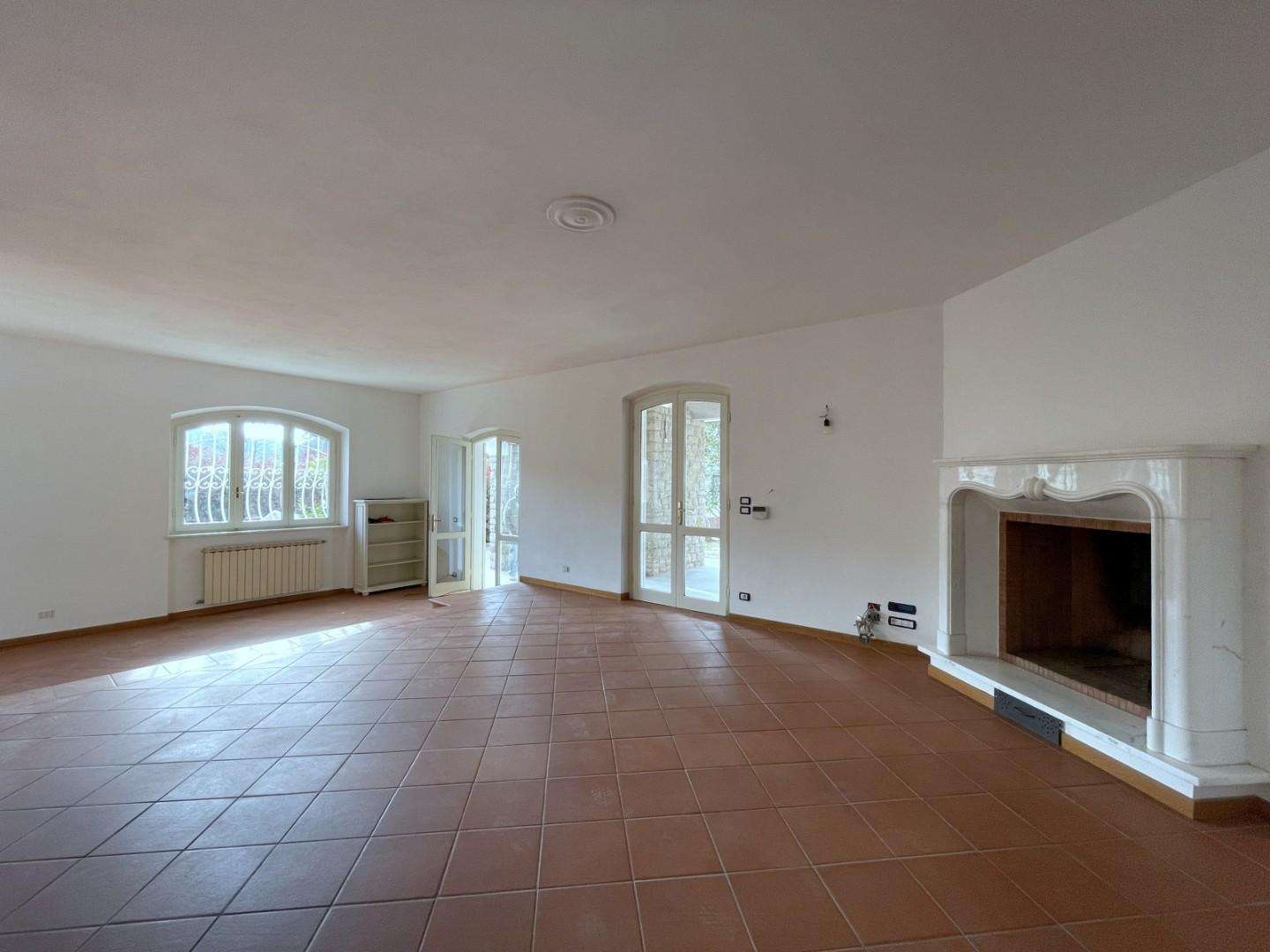 Villa in Vendita a Camaiore Via Roma,