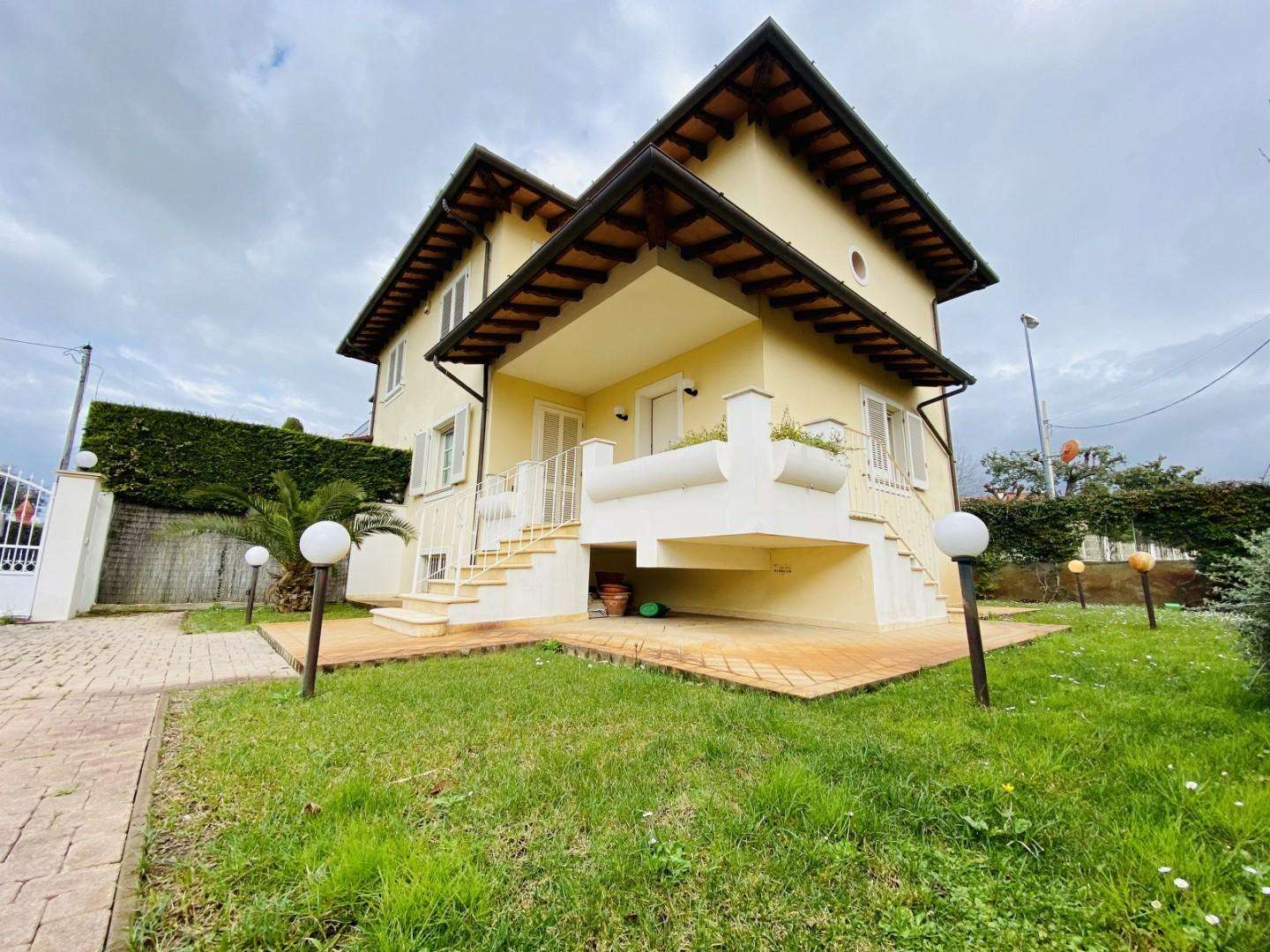 Casa Bi - Trifamiliare in Vendita a Pietrasanta Via Edmondo de Amicis,