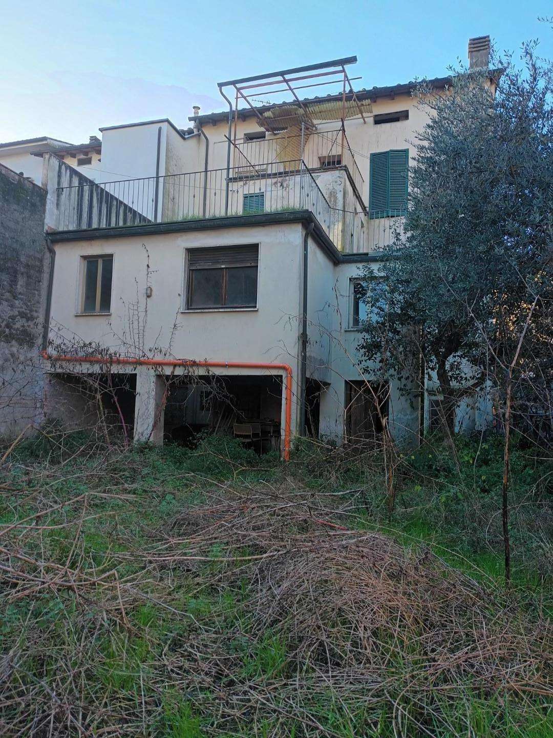 Casa Bi - Trifamiliare in Vendita a Lucca Via Borgo Giannotti,