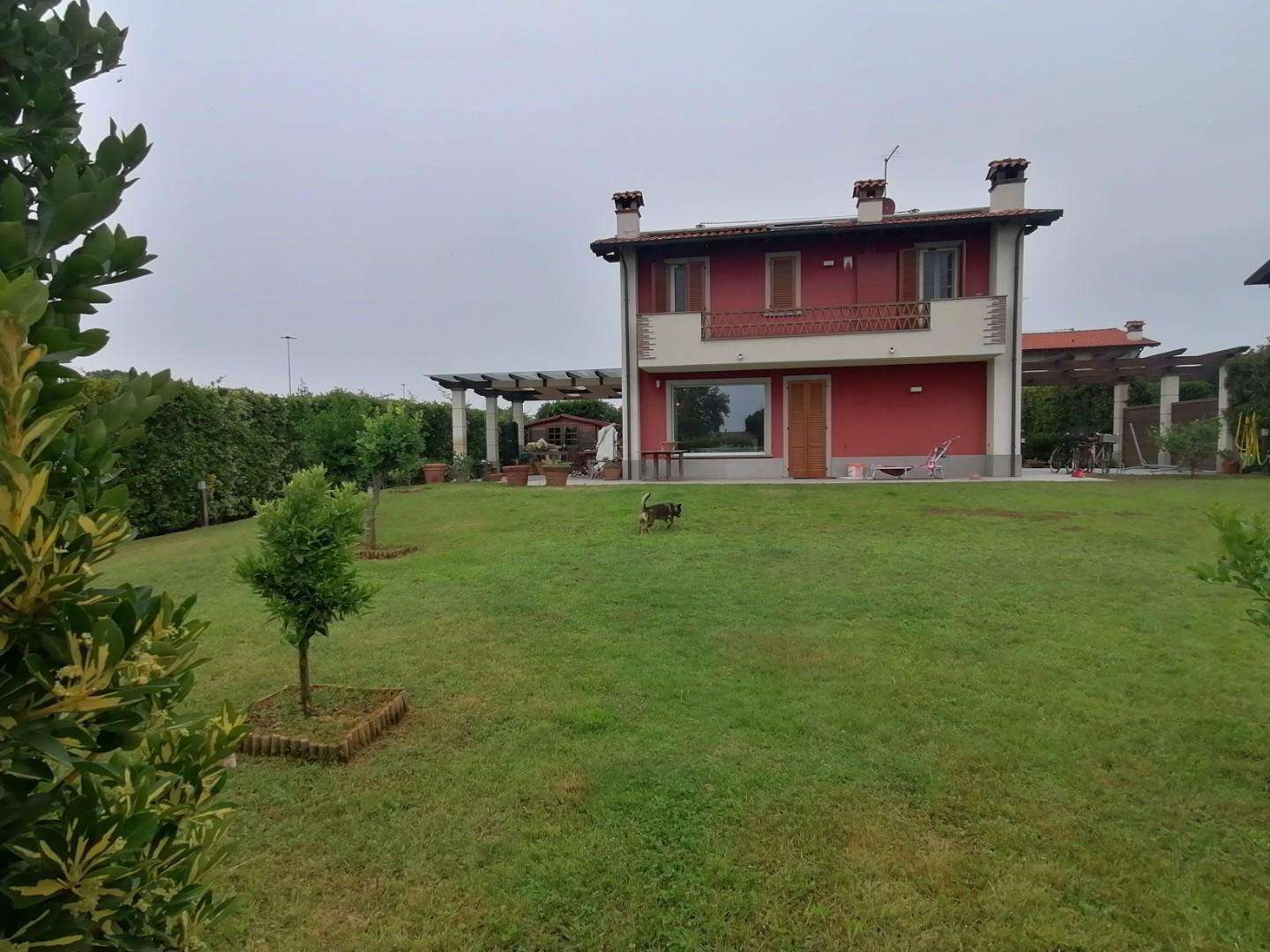 Villa in Vendita a Camaiore Via Italica,