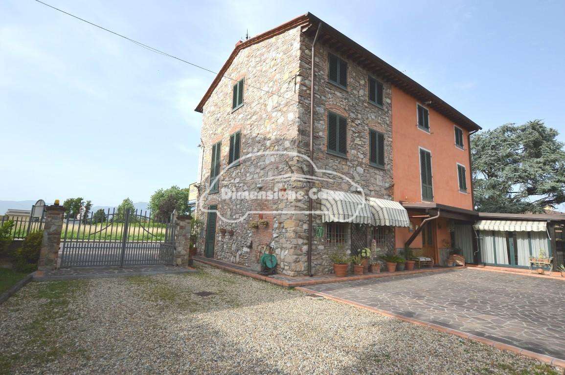 Villa in Vendita a Lucca Traversa Ⅳ,