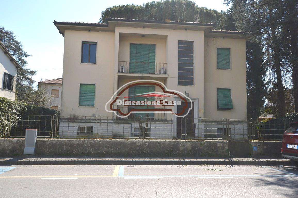 Villa in Vendita a Lucca Via Castruccio Buonamici, 117