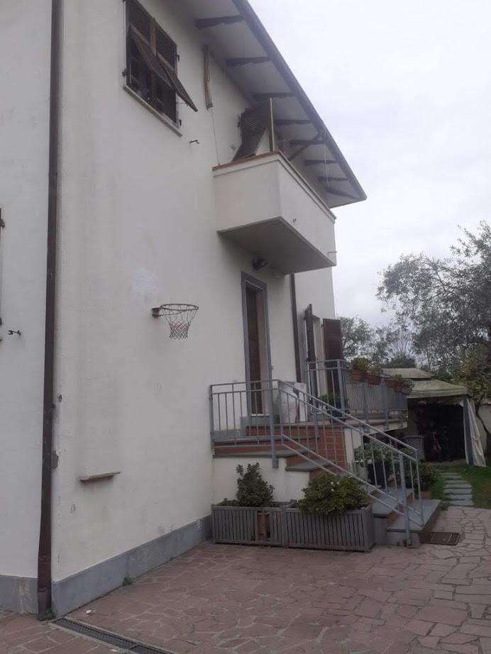 Casa Bi - Trifamiliare in Vendita a Carrara Viale Monzoni,