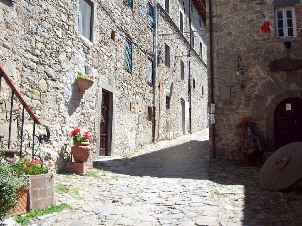 intera palazzina in vendita a Pescaglia in zona Colognora