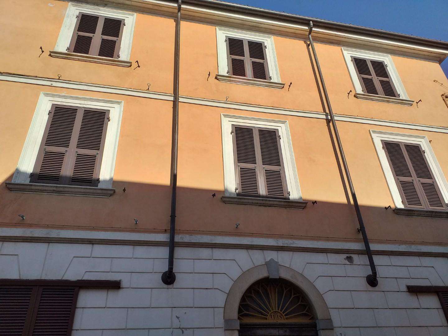 Palazzo - Stabile in Vendita a Massa Via Dante Alighieri,