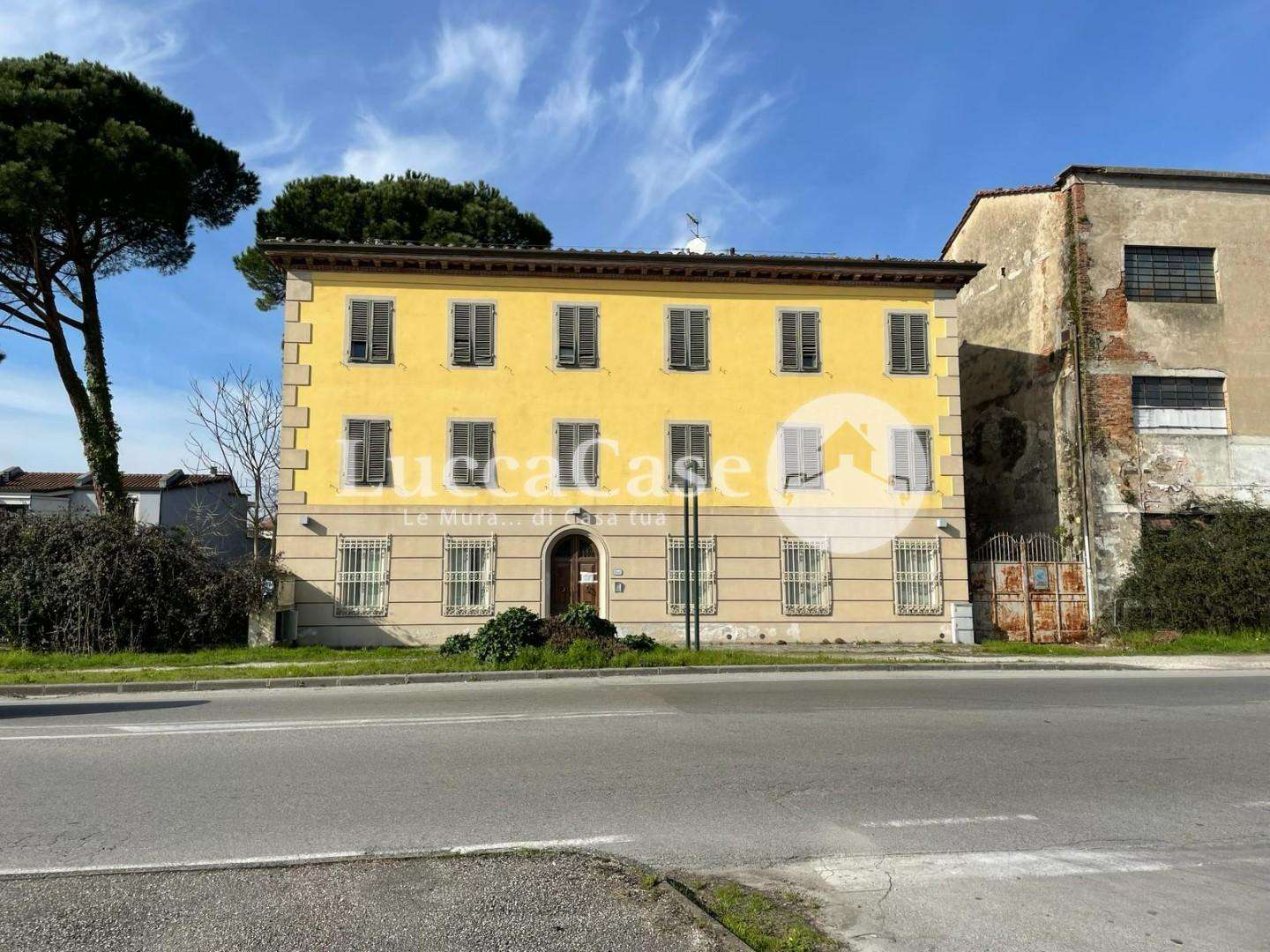 Ufficio in Vendita a Lucca Viale Castruccio Castracani, 1041