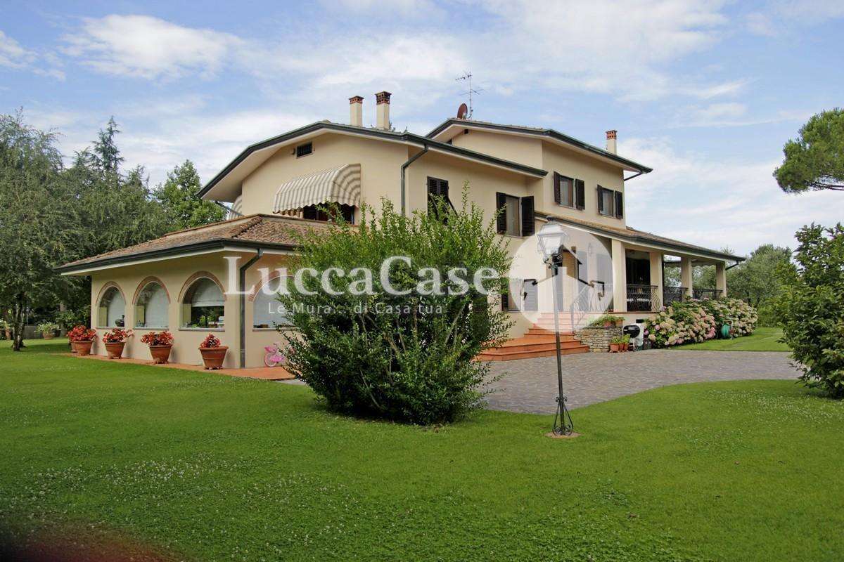 Villa in Vendita a Lucca Via Pesciatina,