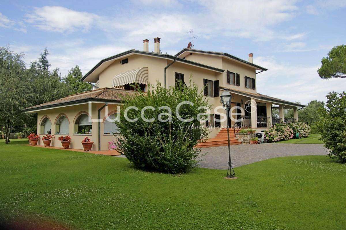 Villa in Vendita a Lucca Via Pesciatina,