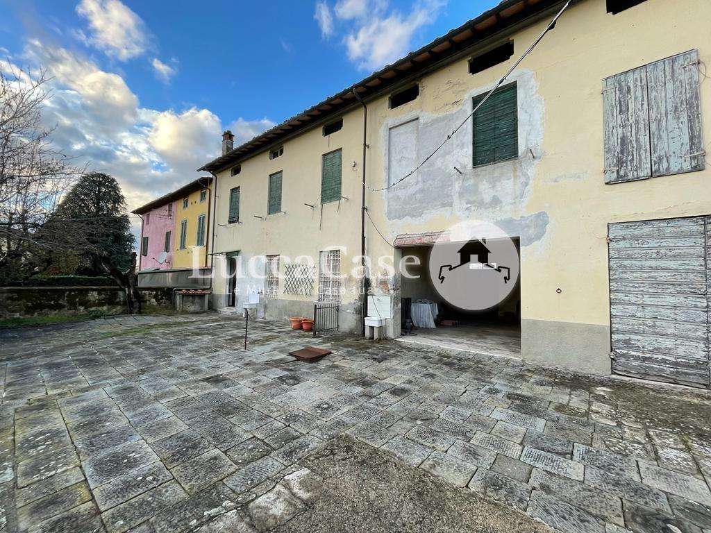 Palazzo - Stabile in Vendita a Lucca Viale Castruccio Castracani,