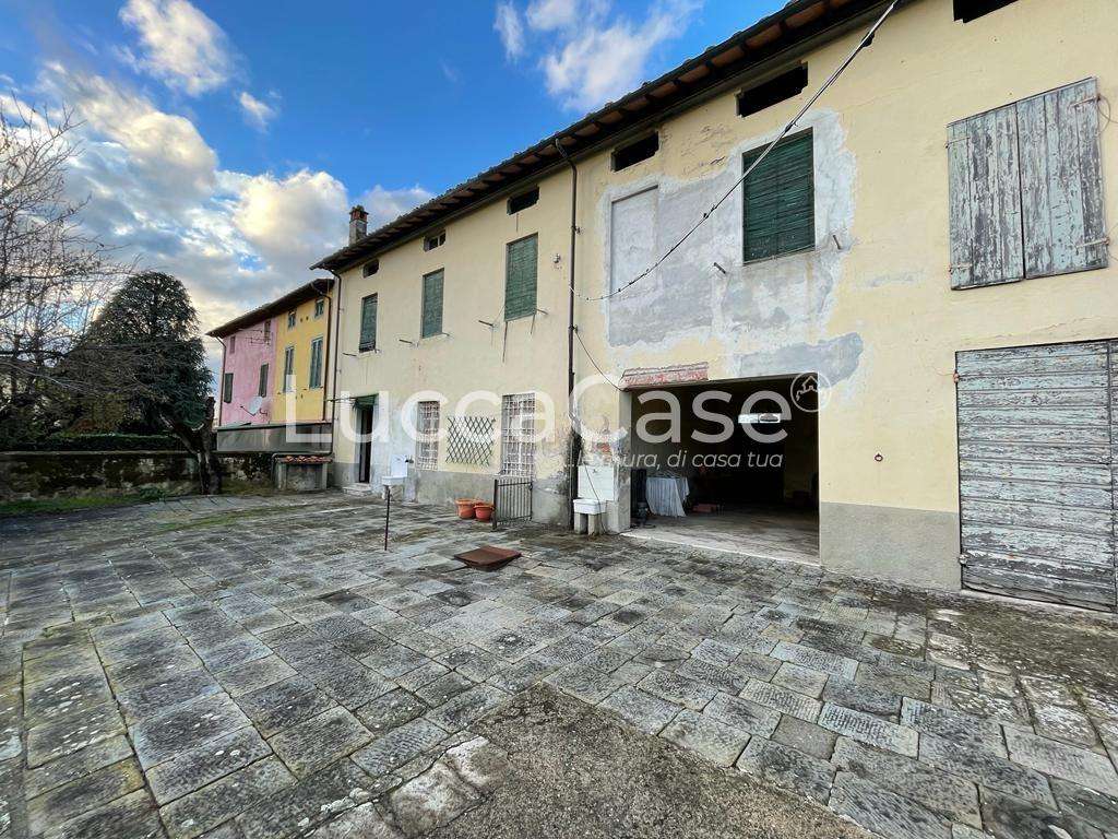 Palazzo - Stabile in Vendita a Lucca Viale Castruccio Castracani,