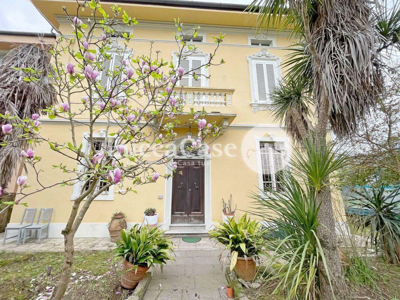 Villa in Vendita a Lucca Via Carlo Barsotti, 55100