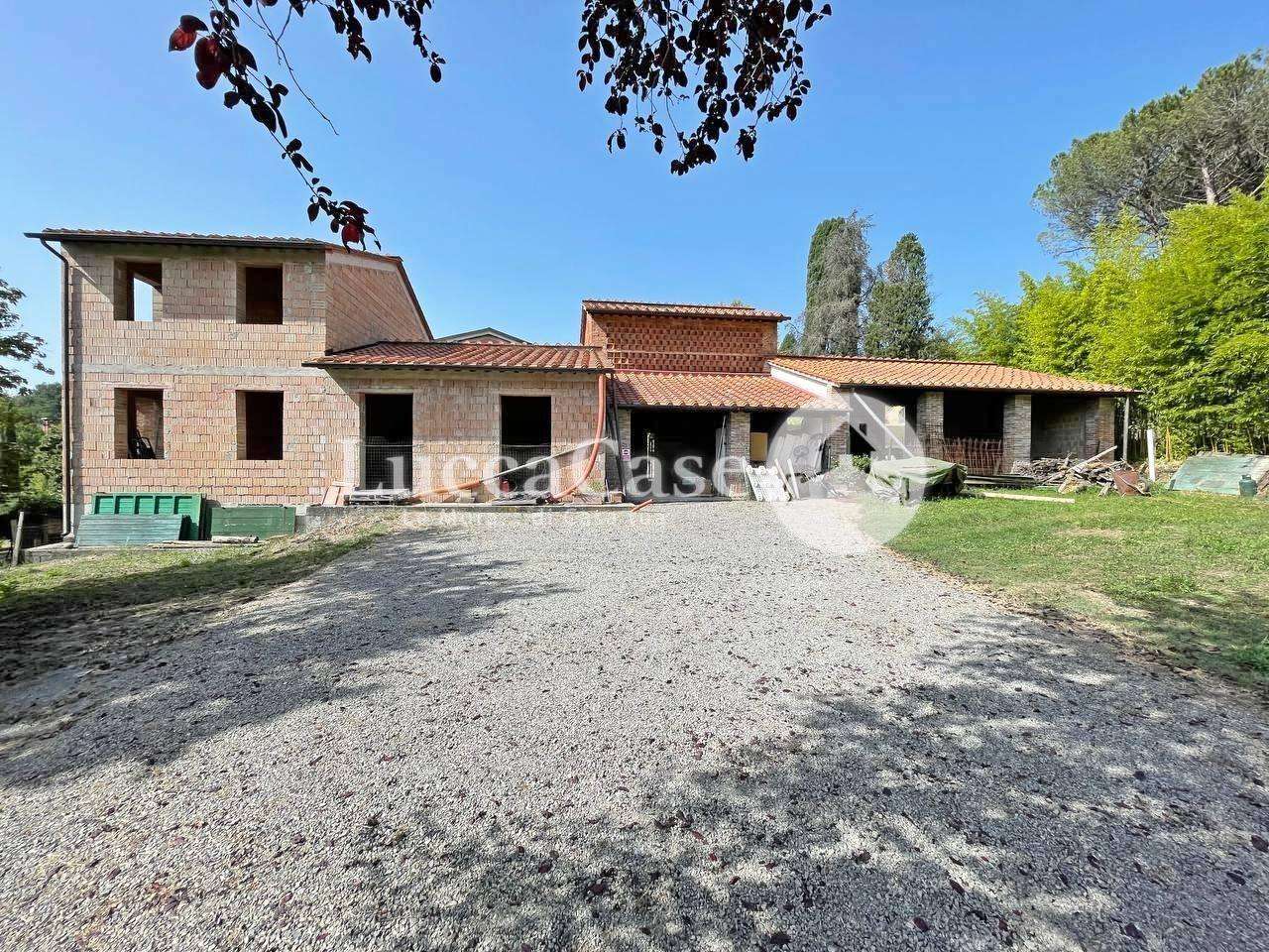 Villa in Vendita a Lucca Via dei Poveri Vecchi,