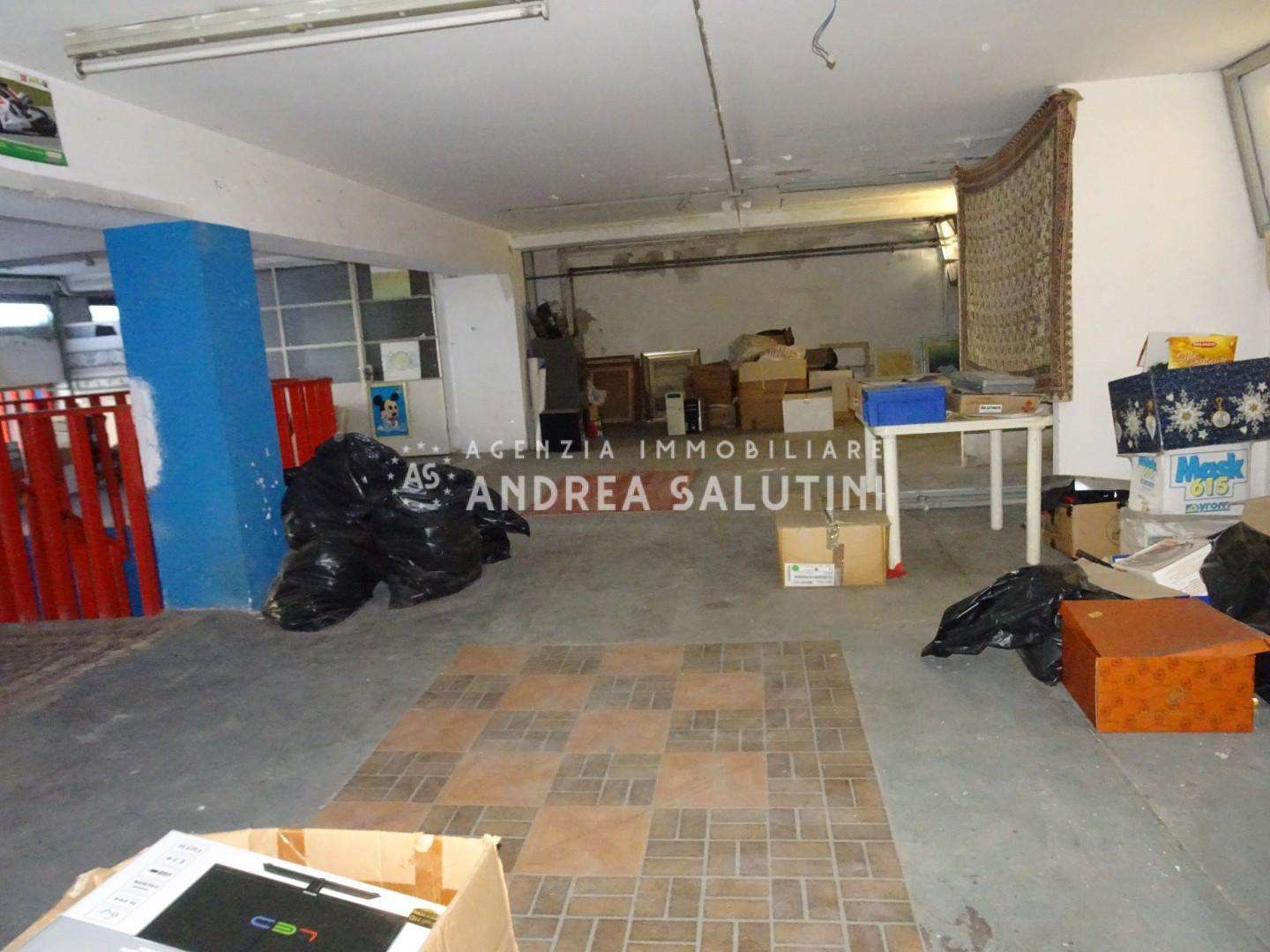 locale commerciale in vendita a Pontedera