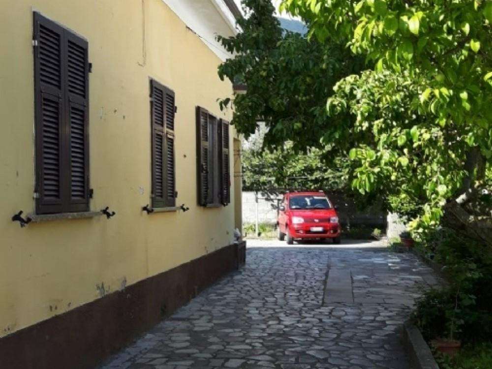 Casa Bi - Trifamiliare in Vendita a Carrara Via Fossone Alto,