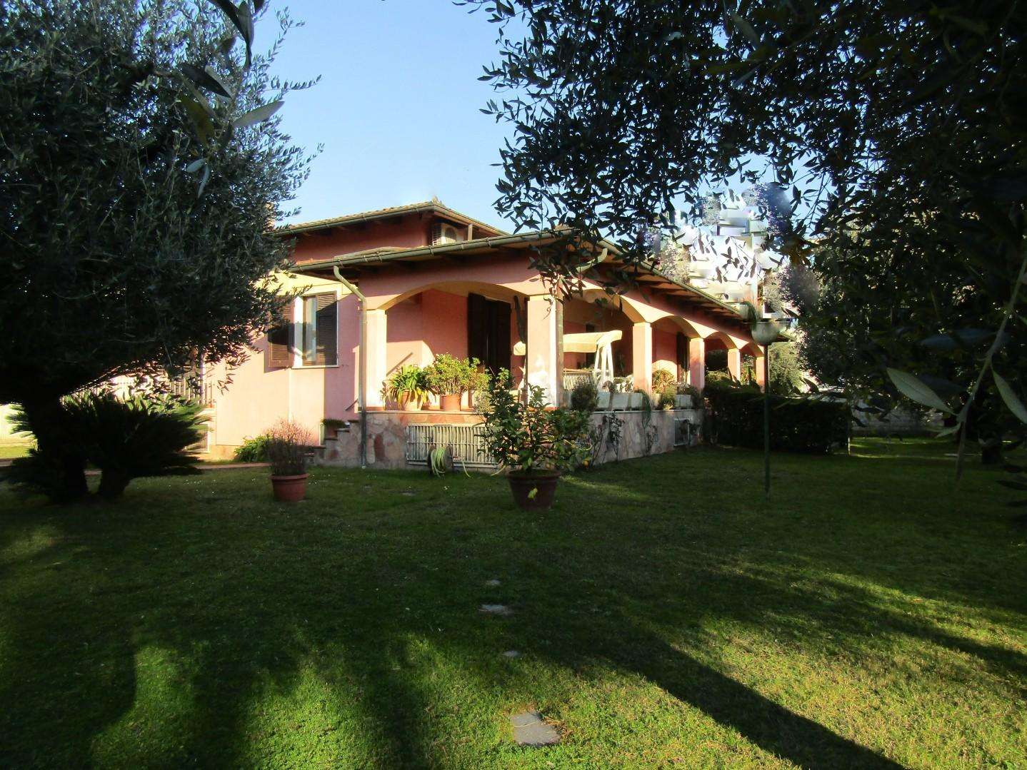 Villa in Vendita a Carrara Via Tresana,