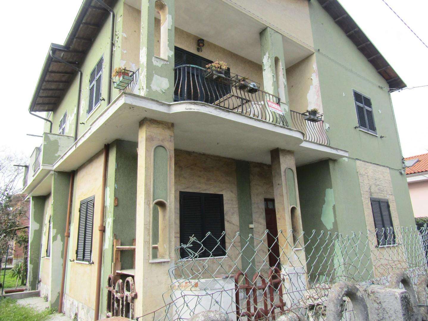Porzione di casa in Vendita a Carrara Via Provinciale Avenza - Sarzana, A