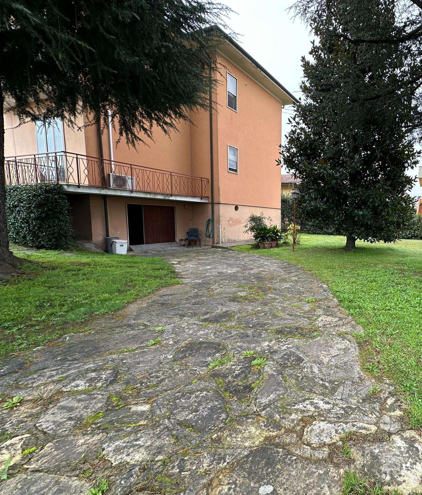 Casa Bi - Trifamiliare in Vendita a Lucca Via Romana,