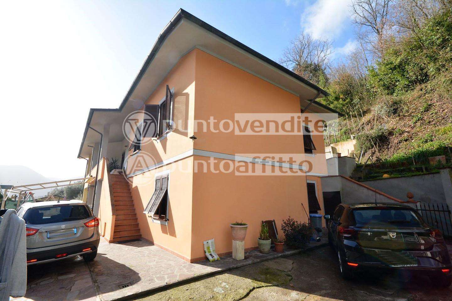Casa Bi - Trifamiliare in Vendita a Lucca Via di Arliano, 55100
