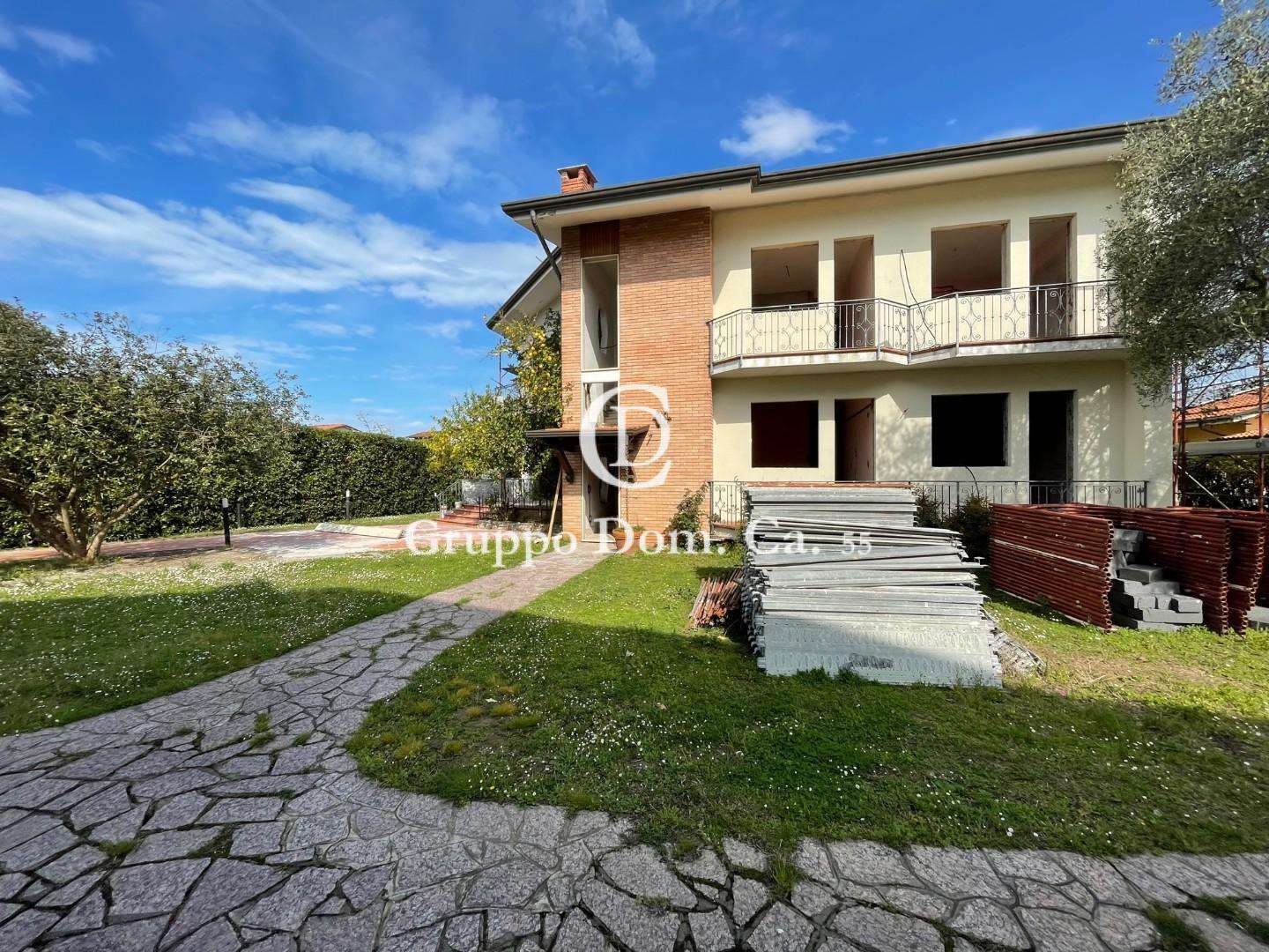 Villa in Vendita a Forte dei Marmi Via Francesco Donati,
