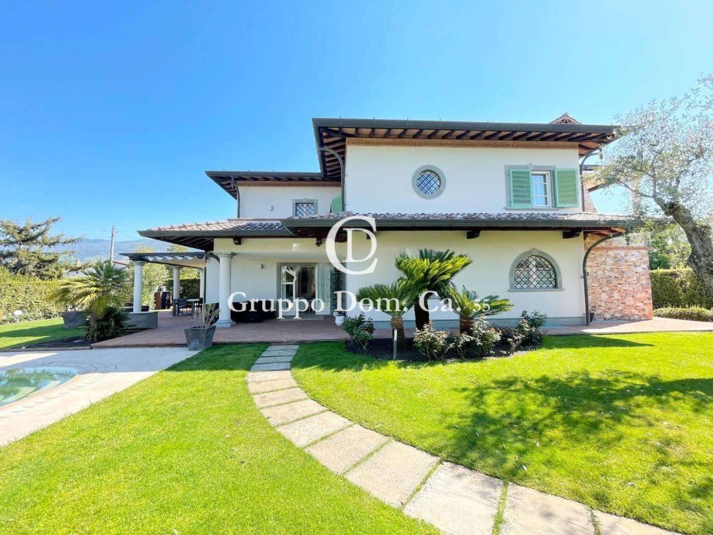 Villa in Vendita a Forte dei Marmi Via Francesco Donati,