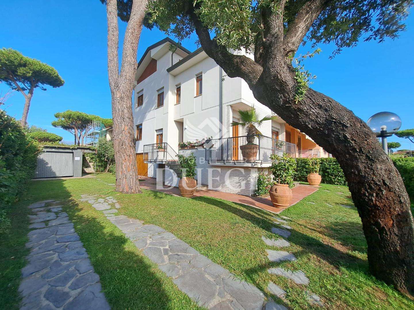 Casa Bi - Trifamiliare in Vendita a Camaiore Via Trieste, 144