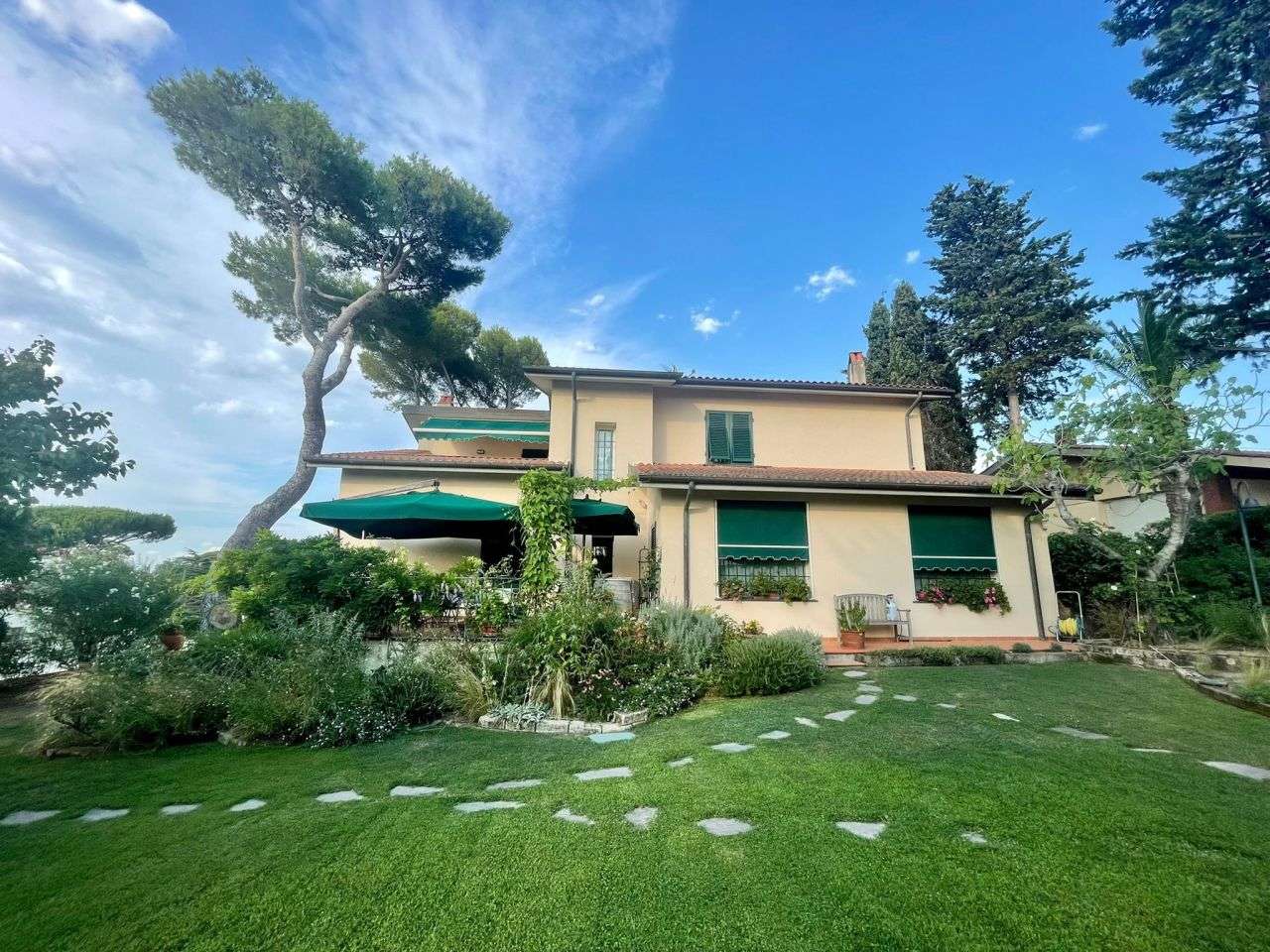 Villa in Vendita a Livorno Via Piero Aloisi,