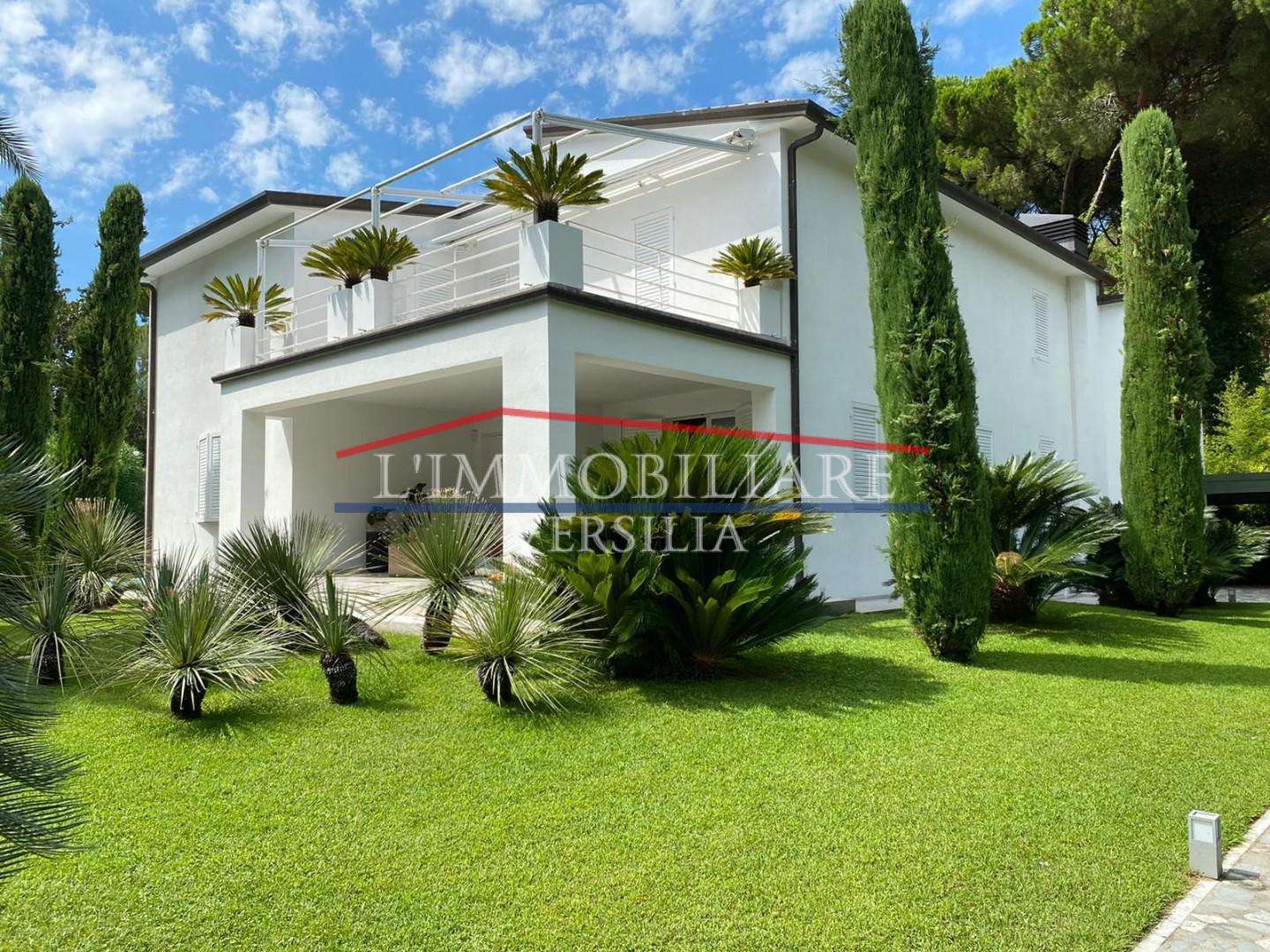 Villa in Vendita a Forte dei Marmi Via Carlo Carra,