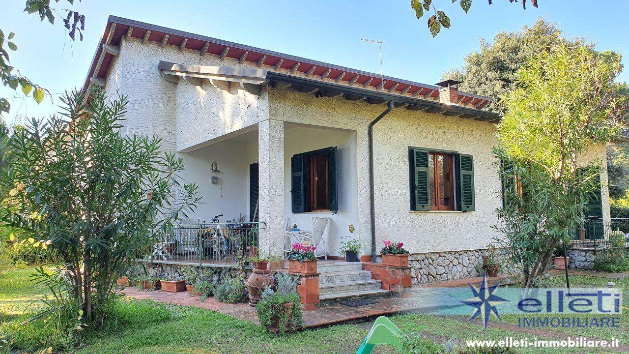 Villa in Vendita a Massa Via delle Pinete,